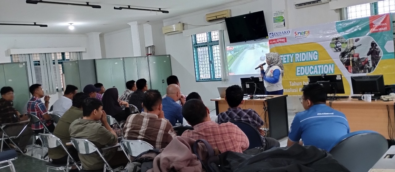 Karyawan Oto Finance Siap Tebarkan Pesan #Cari_Aman