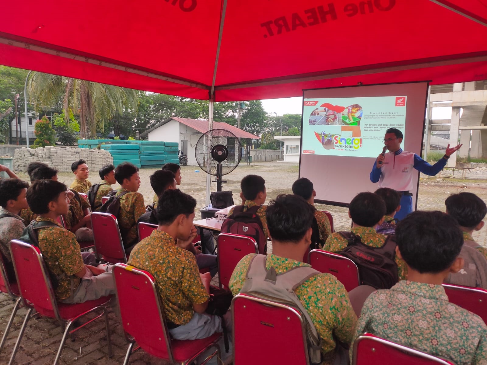 Pelajar SMK Mandiri Siap #Cari_Aman