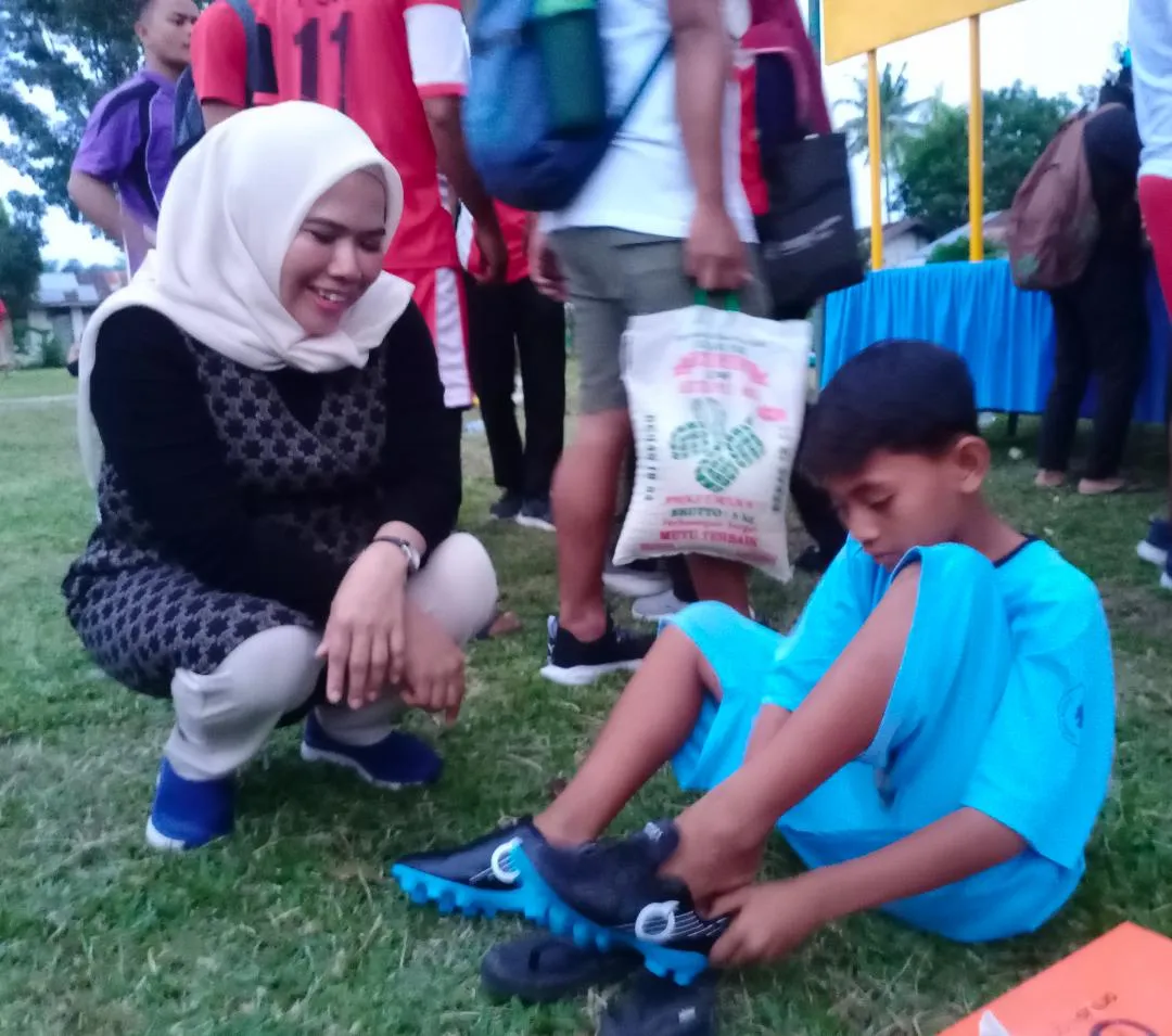 Bunda PAUD Sergai Semangati Faiz Berlatih Sepakbola