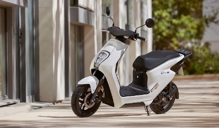 Tips Aman Mencuci Sepeda Motor Listrik