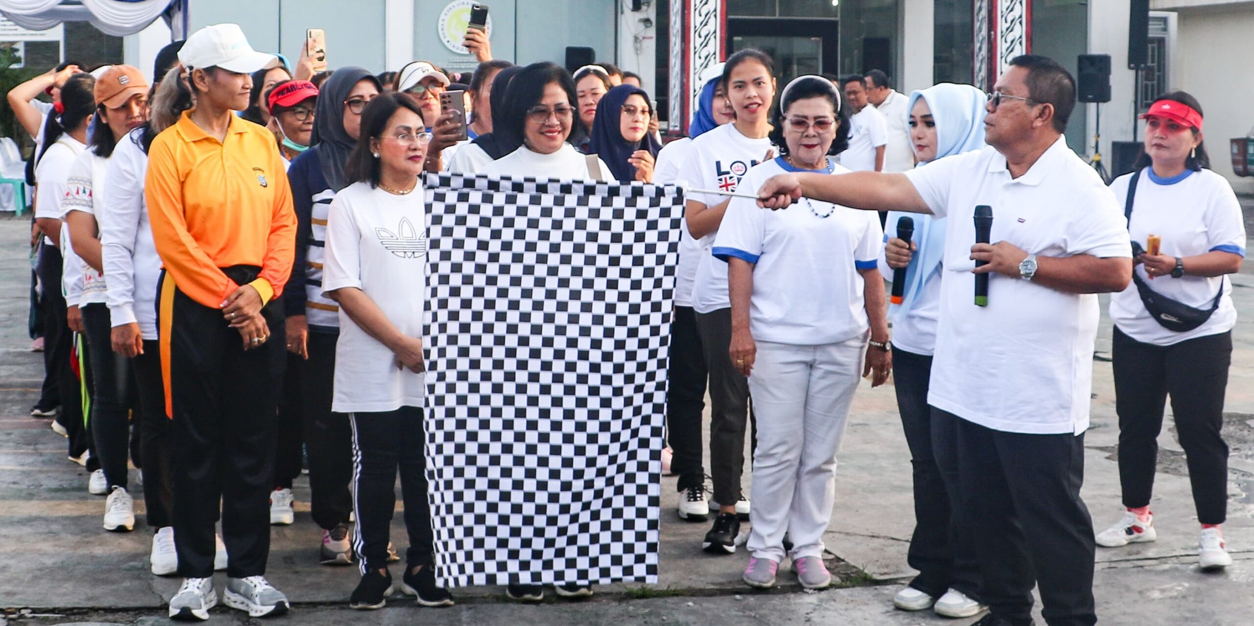 Wali Kota Siantar Fun Walk Sehat Bersama Bidan Indonesia