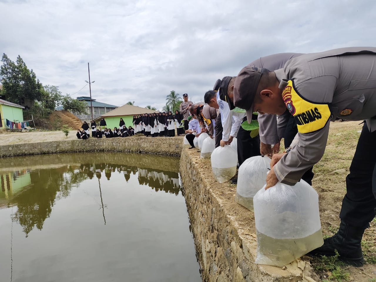 Dukung Asta Cita Presiden RI, Polres Sidimpuan Tabur Ribuan Benih Ikan