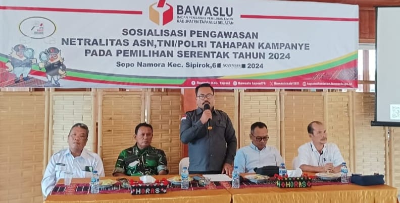 Kordiv HP2H Bawaslu Tapsel, Vernando Maruli Aruan saat membuka acara sosialisasi Pengawasan Netralitas ASN, TNI/Polri dalam Pilkada Serentak Tahun 2024 di Sopo Namora, Sipirok, Tapsel, Rabu (6/11/2024). Waspada/Mohot Lubis.