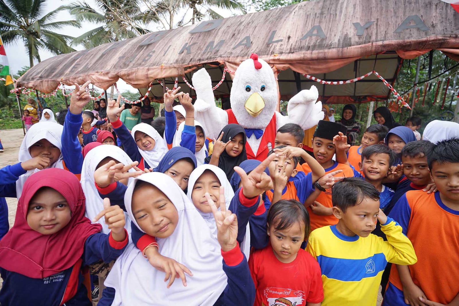 KFC Indonesia Rayakan HUT Kemerdekaan Bersama Sekolah Penerima Bantuan di Tasikmalaya