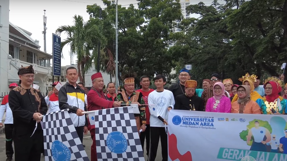 Wagubsu Lepas 2.000 Peserta Gerak Jalan Santai UMA