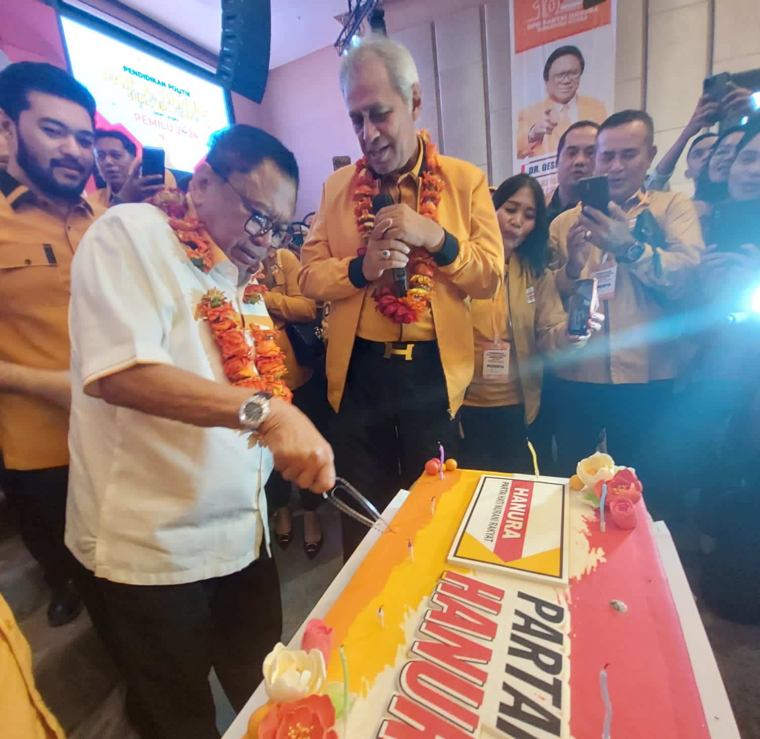 Ketum Partai Hanura Oesman Sapta Odang Bahagia Diberi Kejutan Ulang Tahun Ke-73