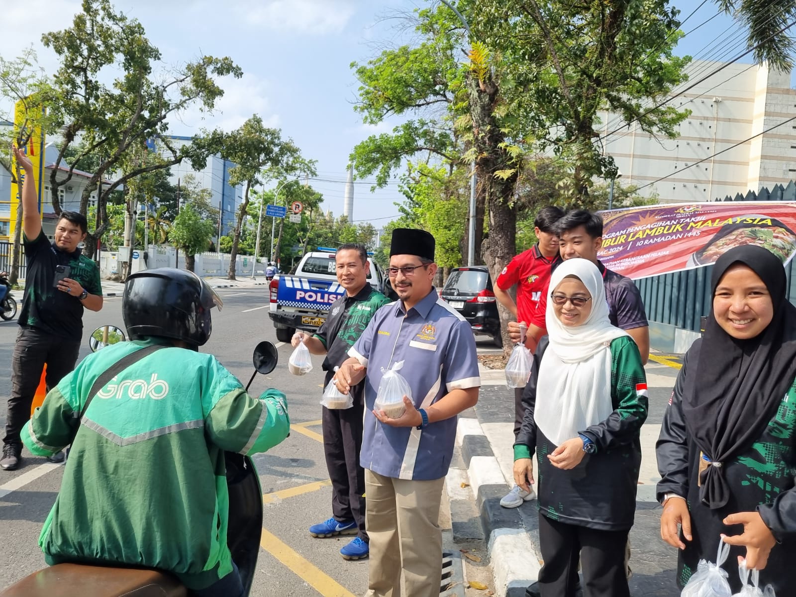 Konjen Malaysia Mr Shahril Nizam Abdul Malek Luncurkan Pembagian Bubur Lambuk Malaysia Di Medan