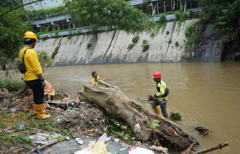 Gotong Royong Berlanjut, Petugas Bersihkan Aliran Sungai Deli Di Sepanjang Jalan Palang Merah Hingga Multatuli