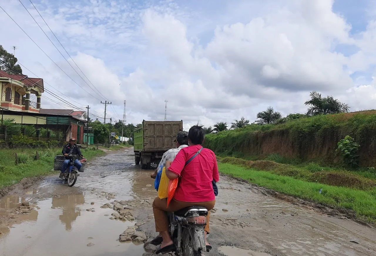 Warga Tagih Janji Bupati Simalungun Perbaiki Jalan Rusak
