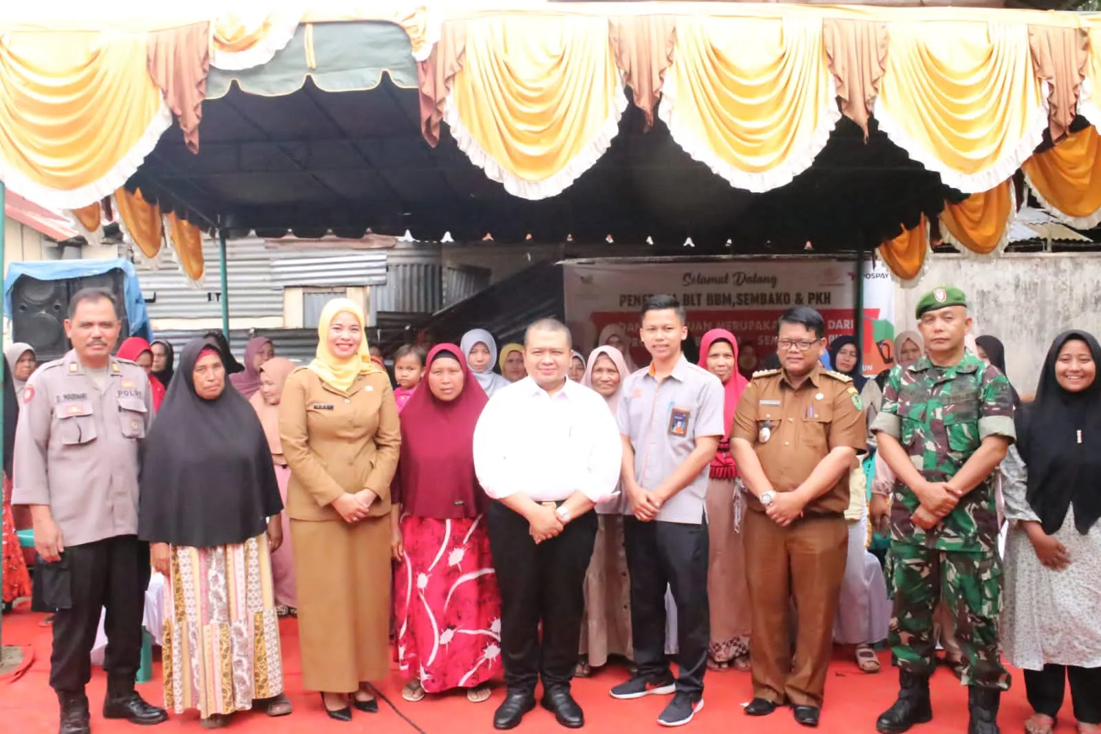 Bupati Tapsel menyalurkan BLT ke 4000 Pelaku UMKM