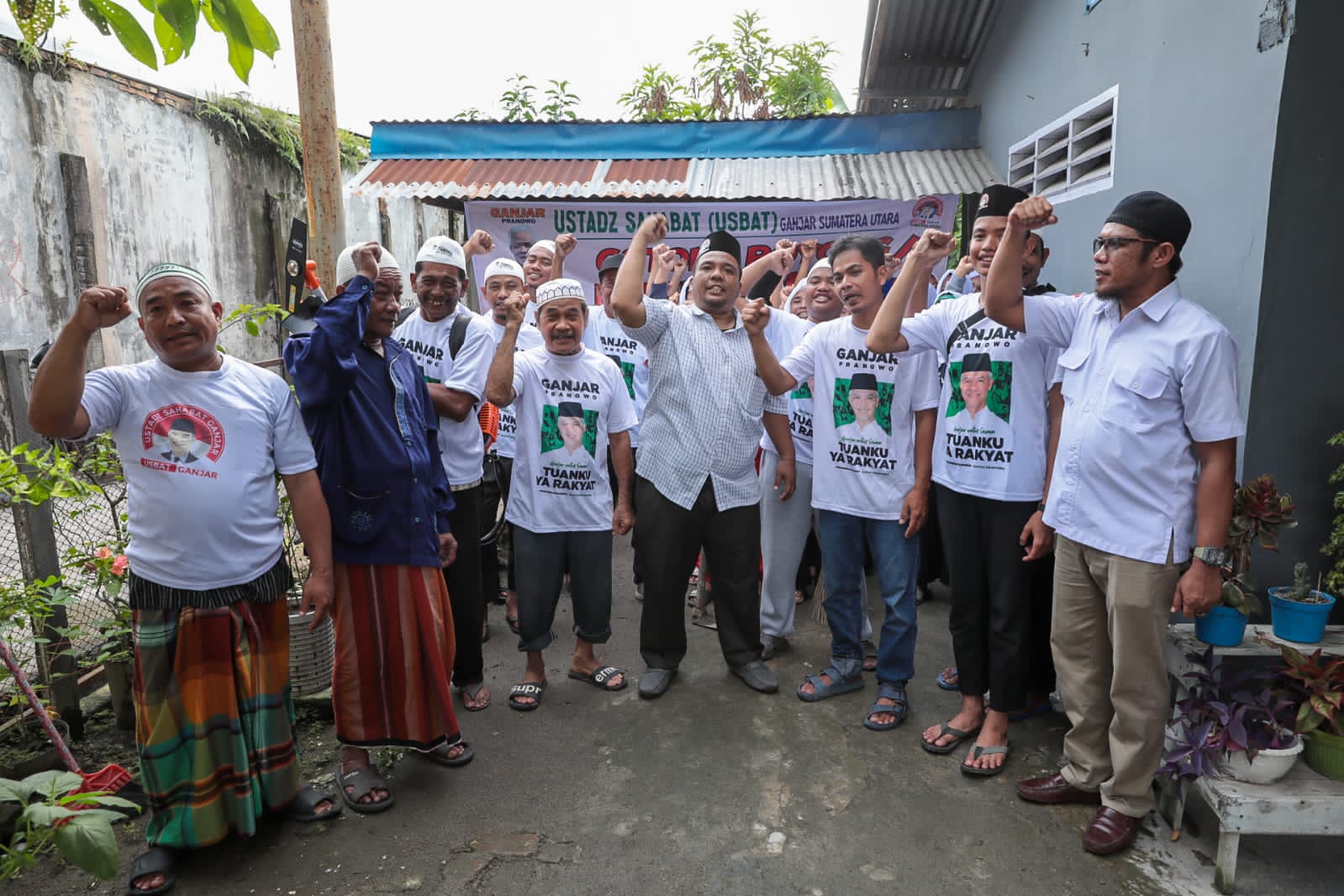 Keren!, Ustadz Sahabat Ganjar Gotong-Royong Bareng Warga Bersihkan Lingkungan di Deli Serdang, Sumut
