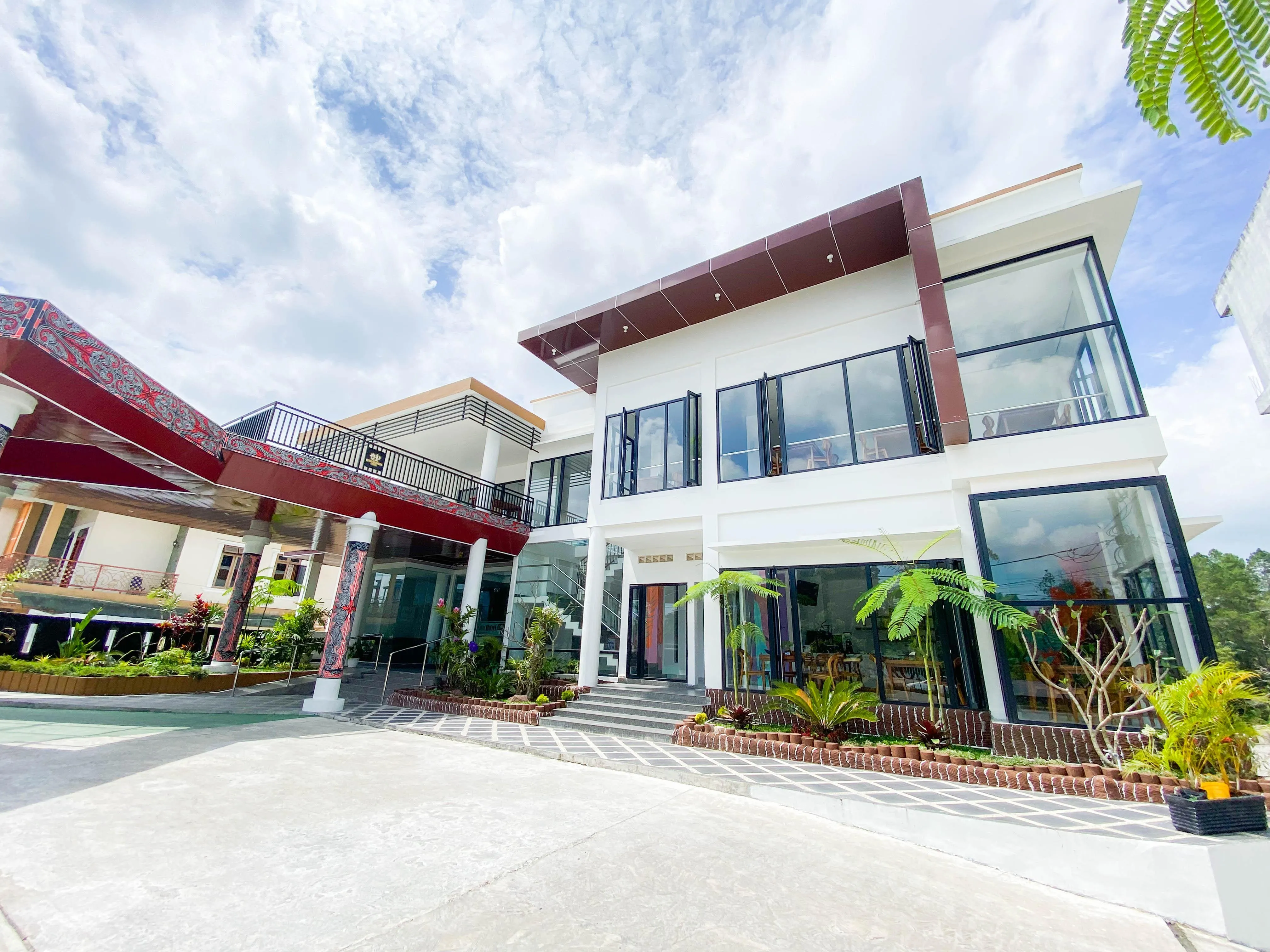 Queen Parrona Hotel & Cafe: Destinasi Transit Berkelas di Siborong-Borong