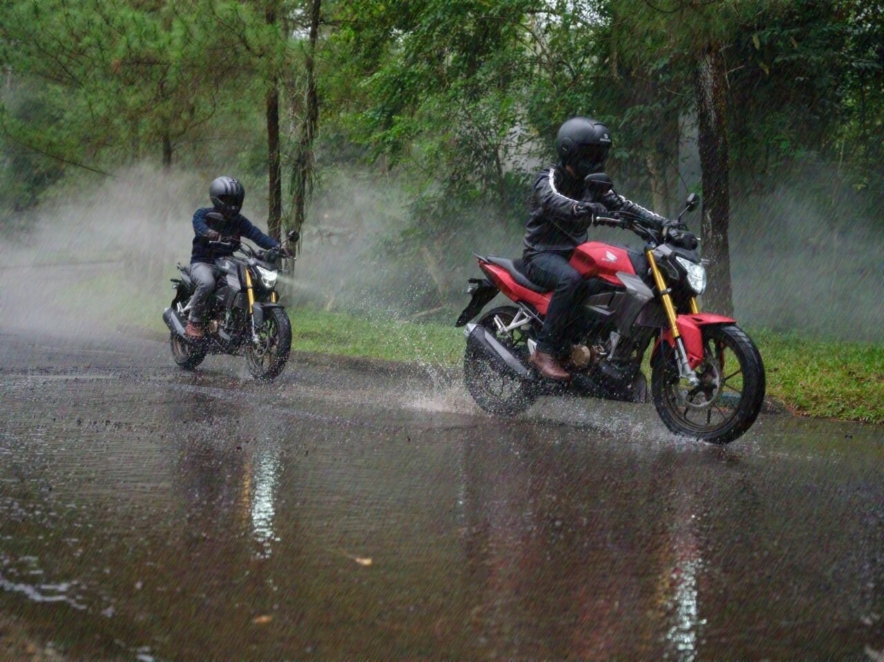 Cegah Ancaman Aquaplaning Saat Hujan