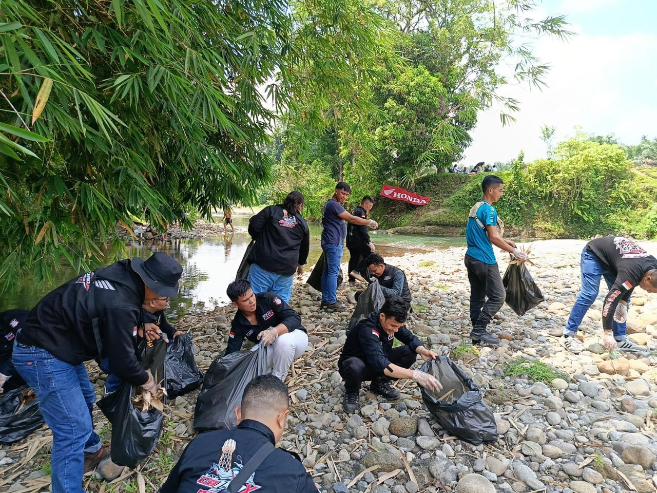Bikers CB150X Adv Id Bersihkan Sungai Kutalimbaru