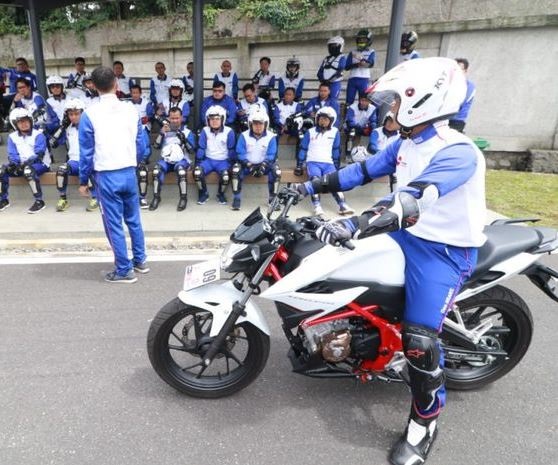 Posisi Kaki Ketika Berhenti Berkendara