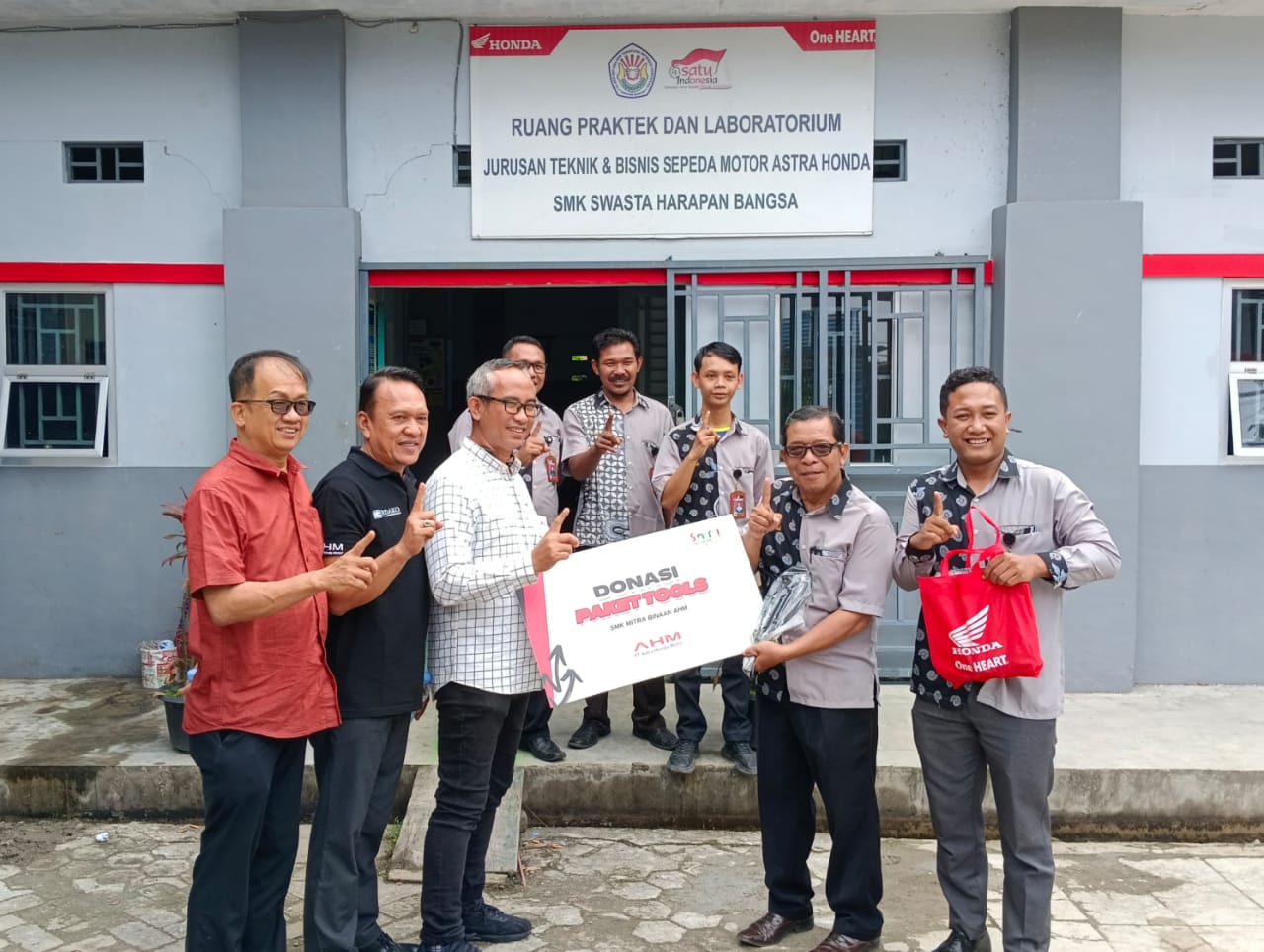 Kontribusi Lahirkan SDM Unggul, Honda Serahkan Donasi untuk SMK Mitra Binaan