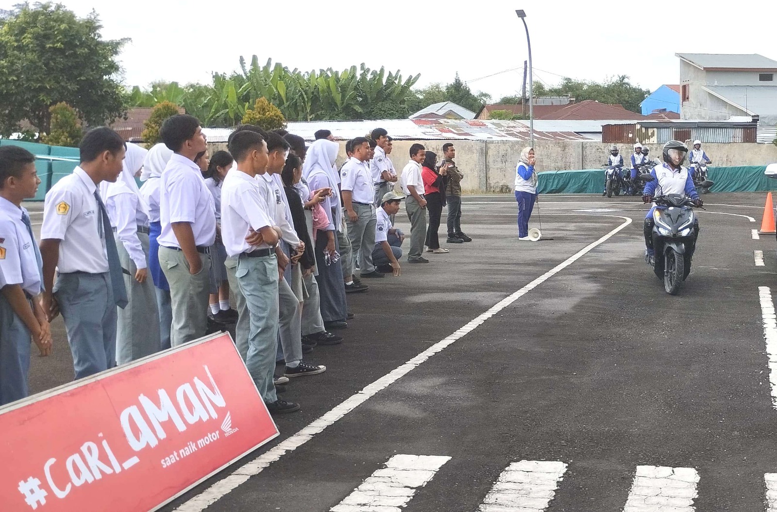 Siswa YP Gajah Mada Antusias Belajar Prediksi Bahaya Di Jalan