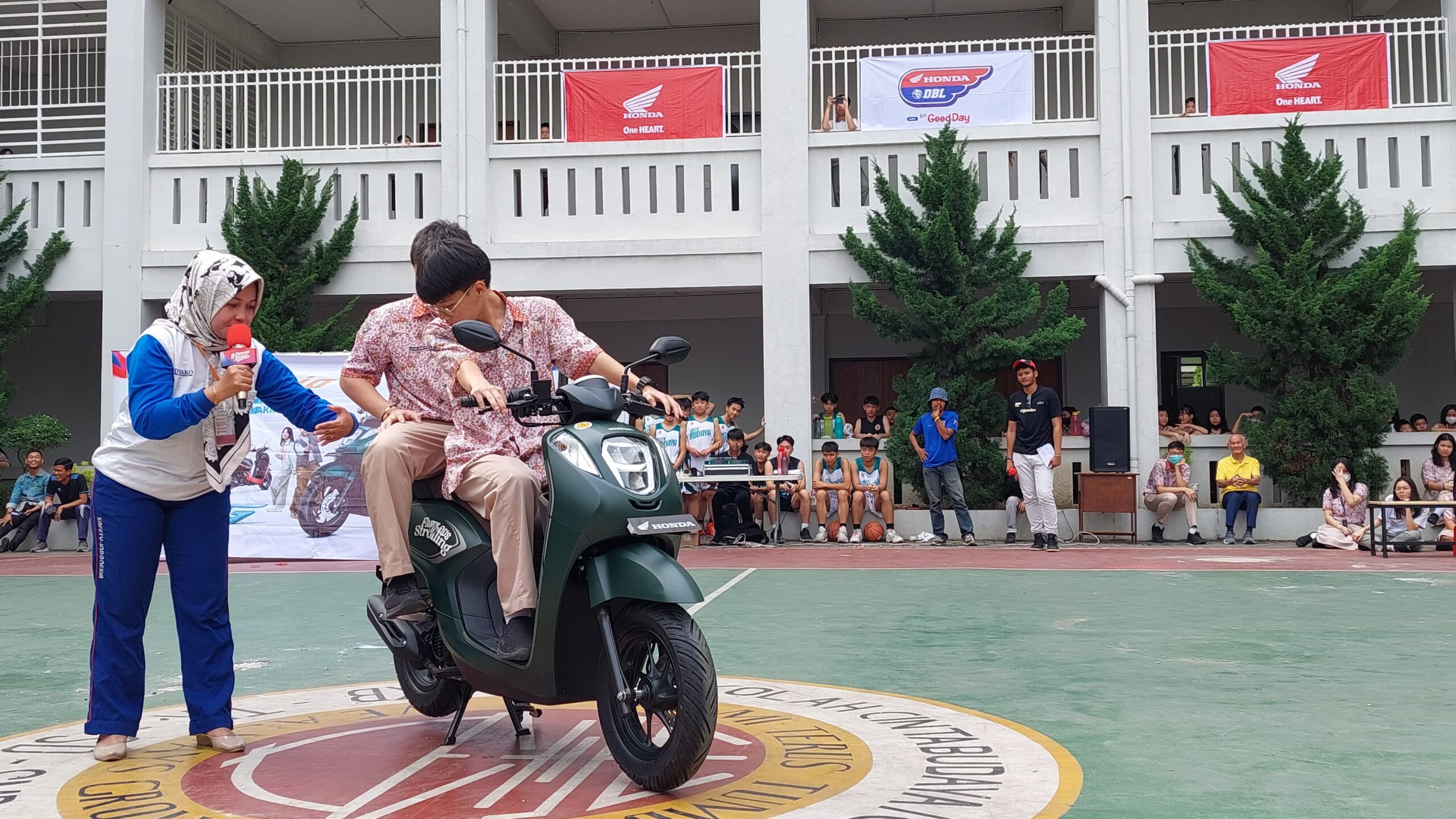 Road Show Honda DBL Bakar Semangat Pebasket SMA Cinta Budaya