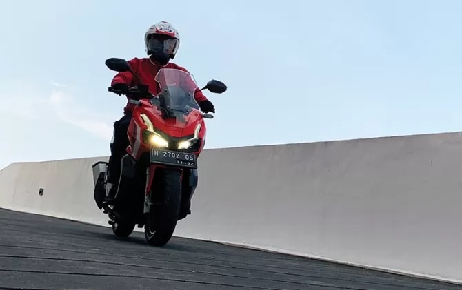 Tips Berkendara Motor Matic Saat Jalan Turunan