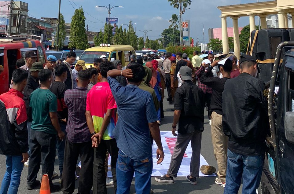 KAPIR Gelar Aksi Unjuk Rasa Minta Copot Oknum Kepsek SMP Sampoerna Academy Medan