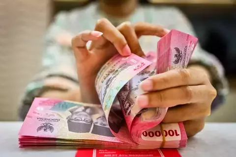 Pengelolaan Fiskal Jadi Sorotan S&amp;P, Rupiah Melemah Dekati Rp17.200 per Dolar AS