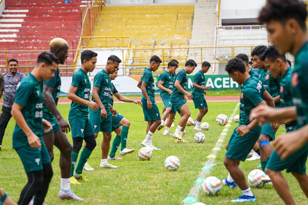 Persiraja Kontrak Tony Ho, Ikat 13 Pemain