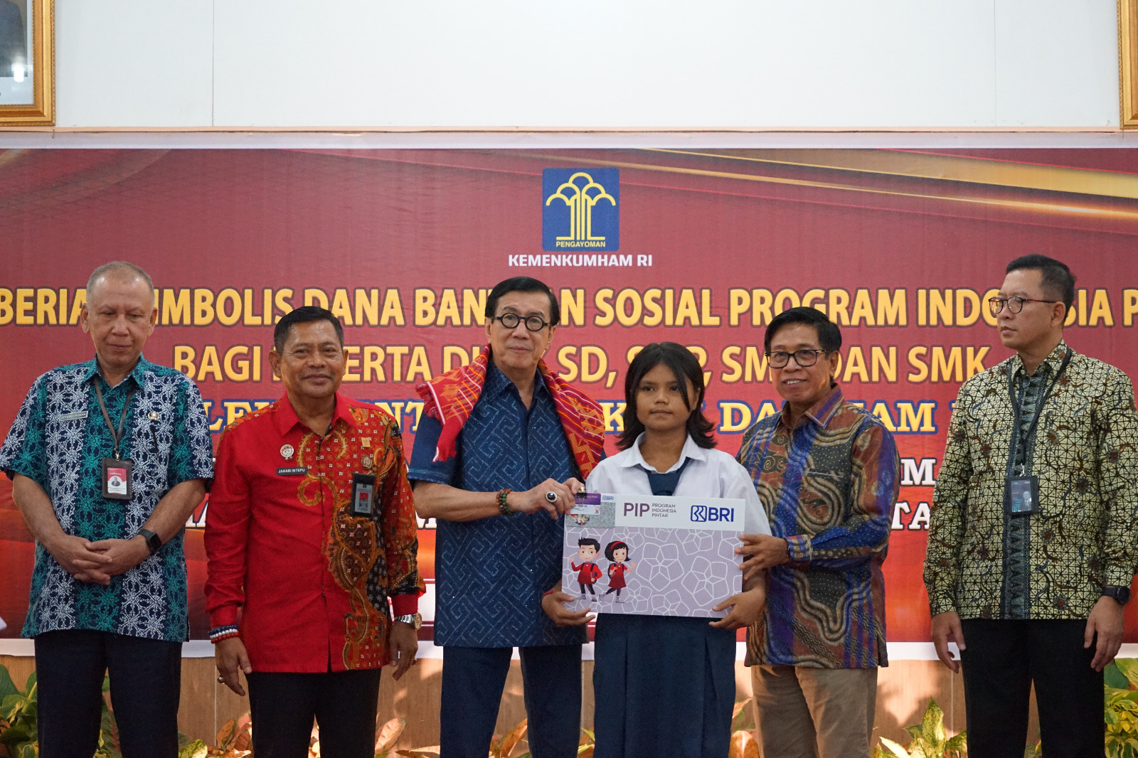 Menkumham Serahkan Bantuan Dana Pendidikan PIP Di Sumut