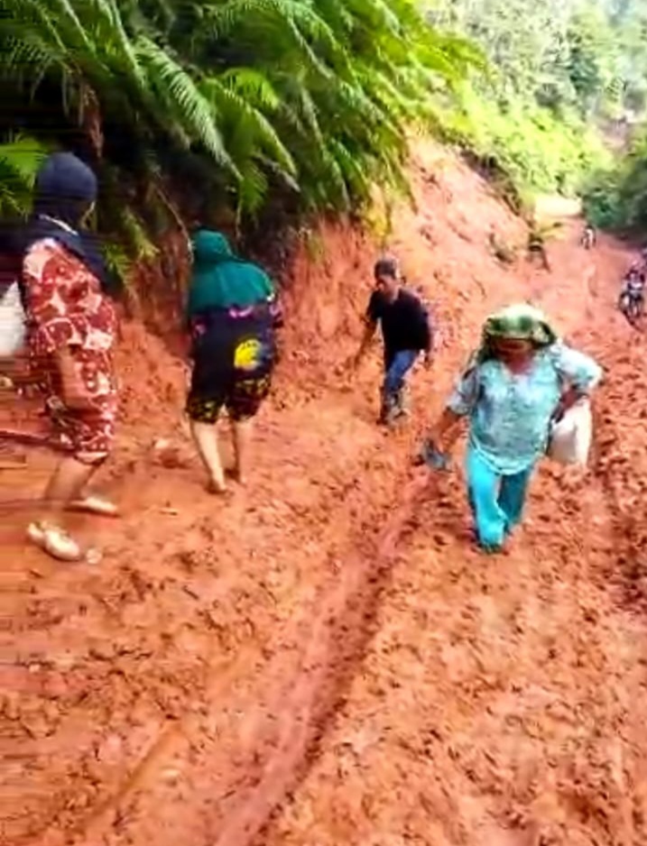 Jalan Di Rantobaek Masih Hancur Lebur