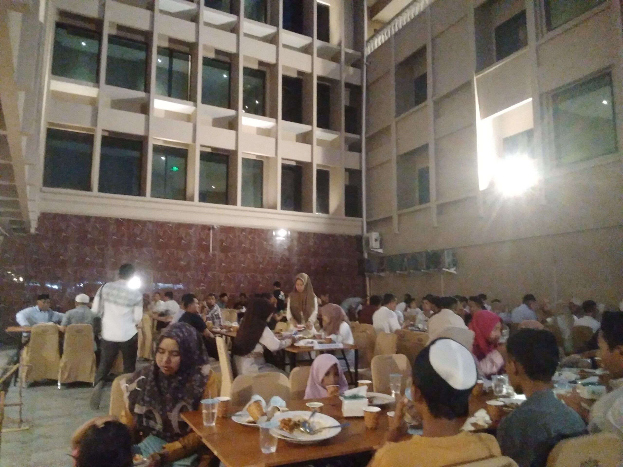 Anak Yatim Dan Warga Peunayong Sambut Milad Ke-6 Arabia Hotel