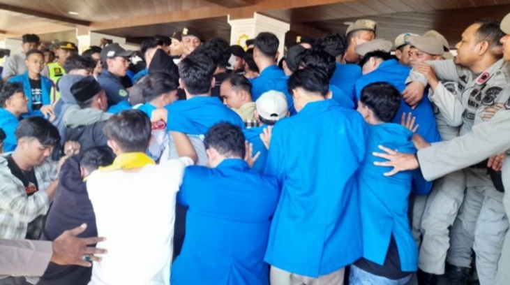 Massa Demo DPRA Saling Dorong Dengan Petugas