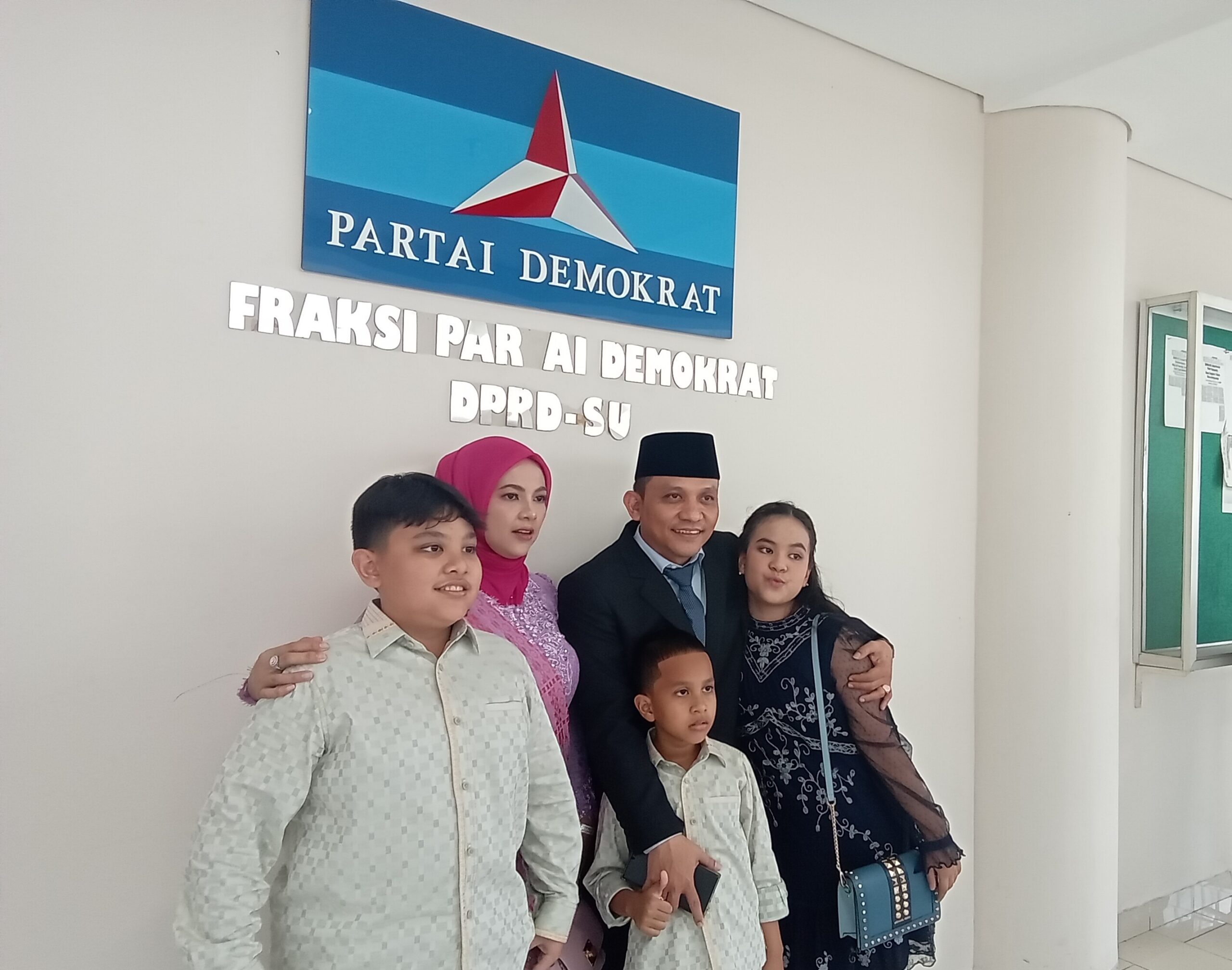 Tondi Roni Tua Boyong Keluarga Saksikan Pelantikan Anggota DPRD Sumut 2024-2029