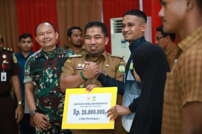 Pj Bupati Aceh Besar Serahkan Bonus Atlet Pora Rp3,6 Miliar