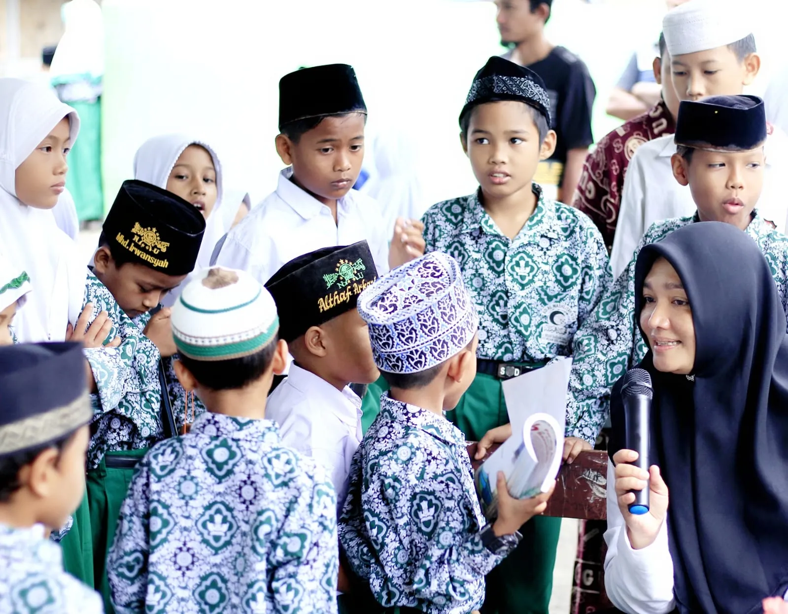 KSI 'Goes To School' Berbagi Cinta Untuk Tebar Senyum Ratusan Siswa SD