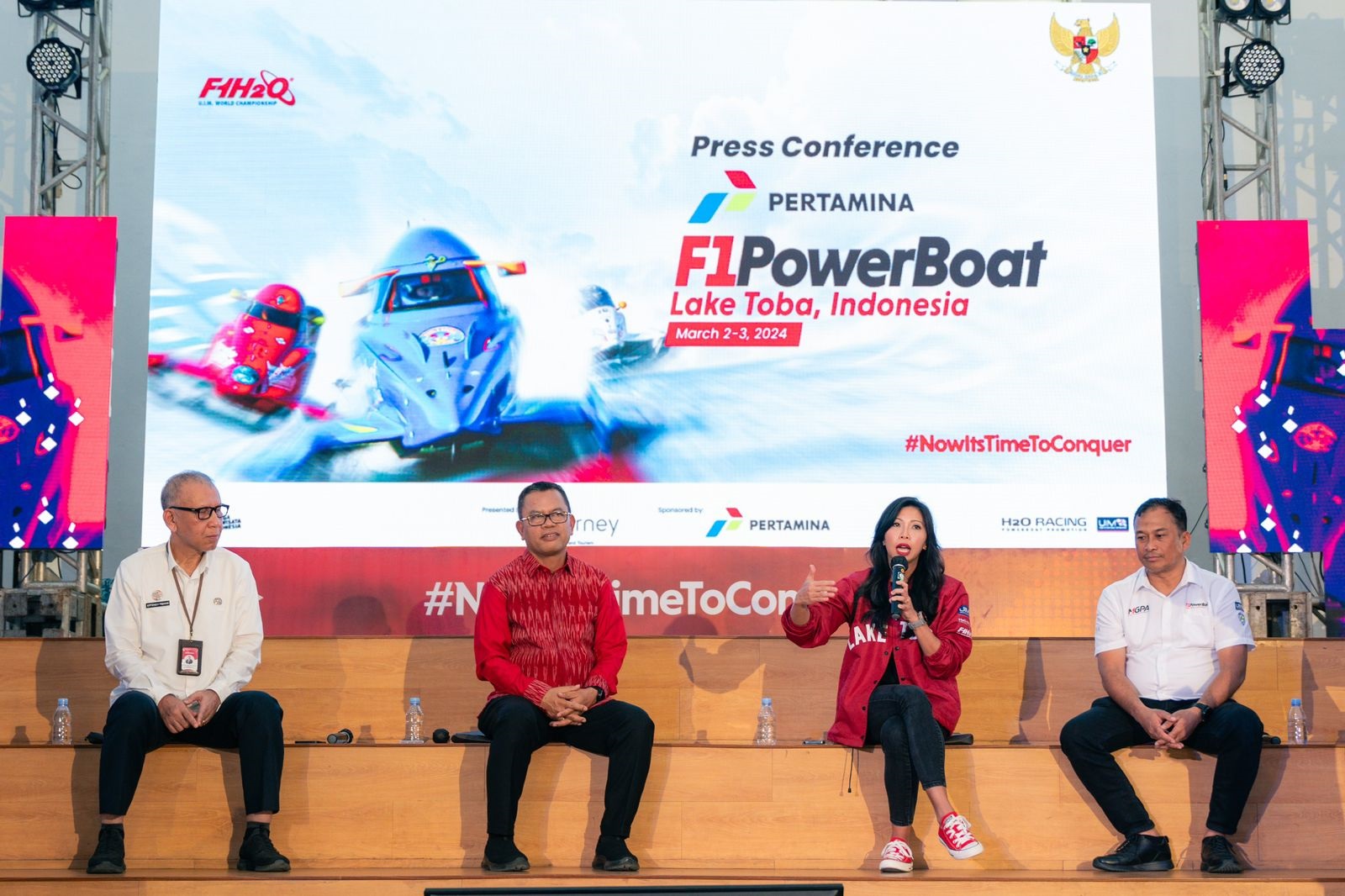 18 Pebalap Adu Kecepatan Di Danau Toba