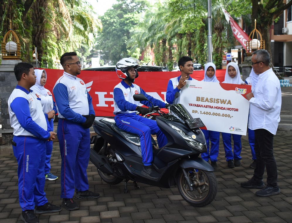 Yayasan AHM Berikan Beasiswa Untuk Future Leader