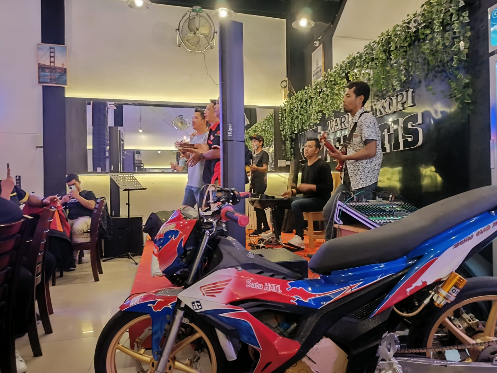 Makin Solid, SOCMED Sukses Rayakan Ultah Ke-8