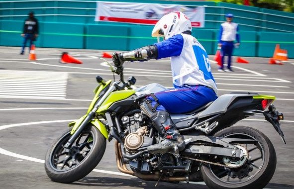 Postur Tubuh Tepat Dukung #Cari_Aman Saat Berkendara