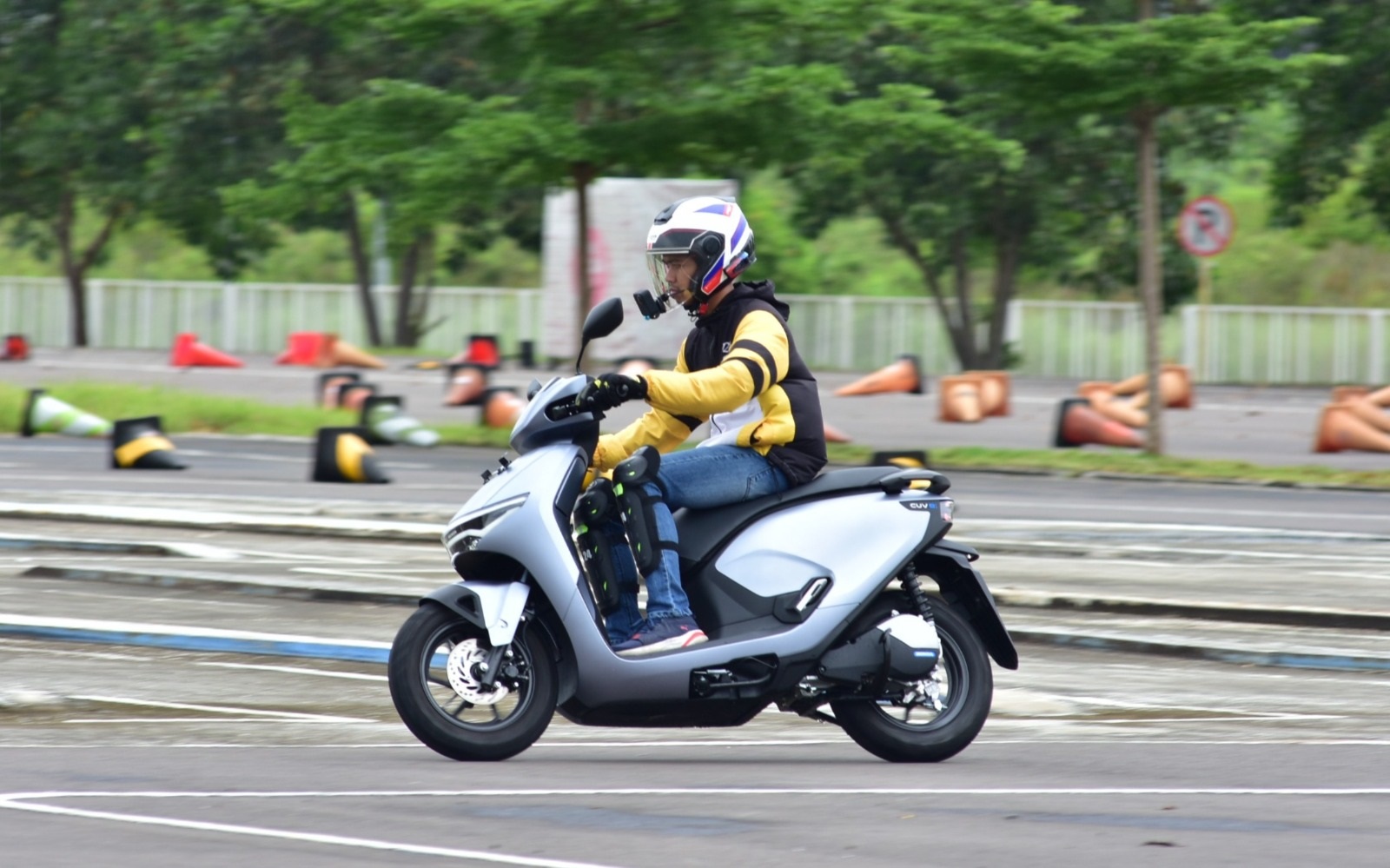 Gaya Berkendara Cerdas Jadikan Ban Motor Awet