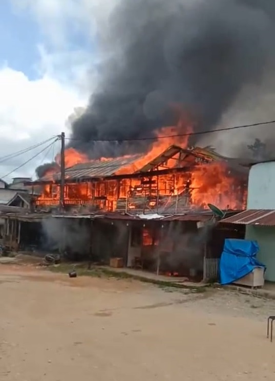 Kebakaran Dahsyat Di Sinunukan, 10 Rumah Hangus