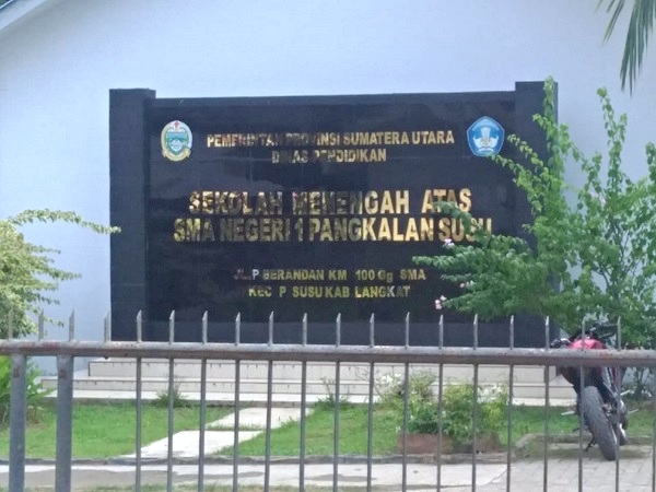 Emak-emak Protes Pungutan Dana Hari Guru Di SMAN-1 Pangkalansusu