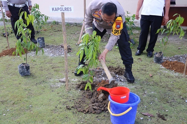 Polres Humbahas Tanam Pohon