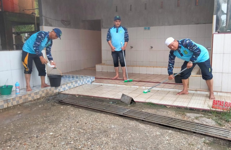 Ciptakan Kenyamanan Jamaah, BKPRMI Bersihkan Masjid Peudawa