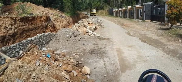 Tumpukan Material Ganggu Pengguna Jalan Di Jalinsum Sosopan