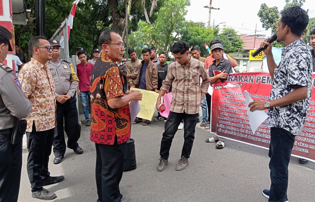 Mahasiswa Dan Pemuda Aceh Singkil Unras Di Kantor PT Socfindo Medan