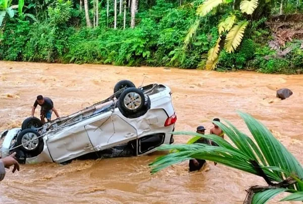 Liburan Jadi Musibah, Satu Unit Mobil Diterjang Air Bah Krueng Tuan