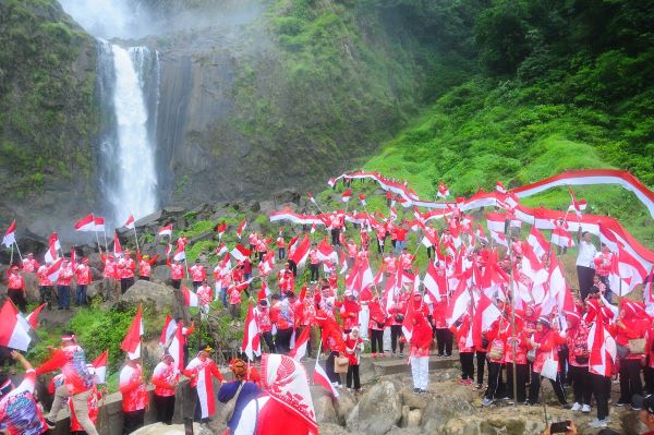 2 Bendera Sepanjang 50 Meter Dikibarkan Di Air Terjun Ponot