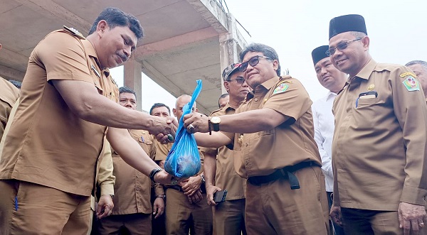 Pemkab Pidie Salurkan Paket Daging Meugang Untuk Warga Miskin