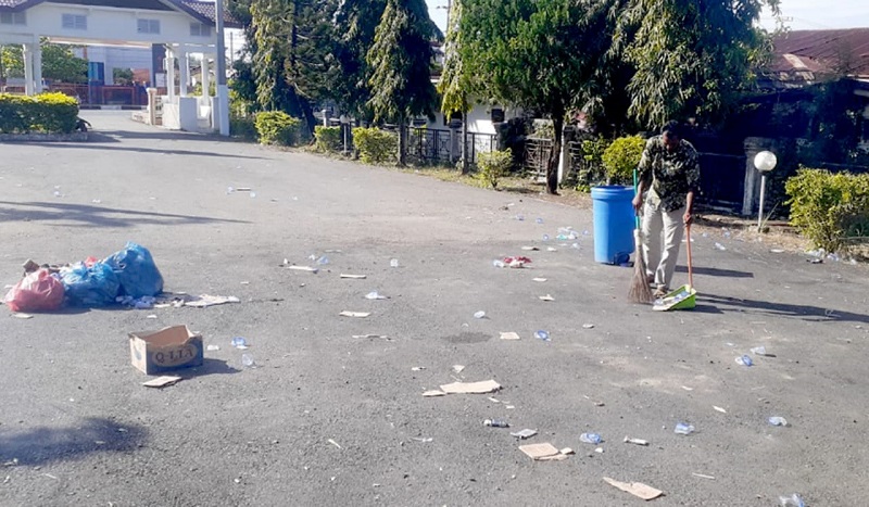 Pendatang Ilegal Rohingya Tinggalkan Sampah Di Halaman Kantor DPRK Pidie