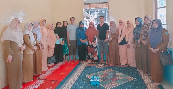 Dekranasda Aceh Selatan Bantu Korban Kebakaran