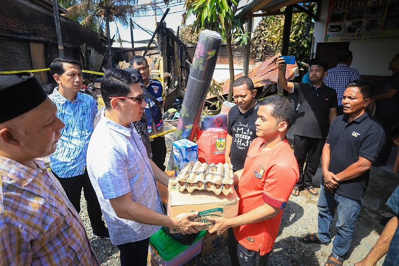 Pj Sekdako Serahkan Bantuan Korban Kebakaran Di Bandara Baru
